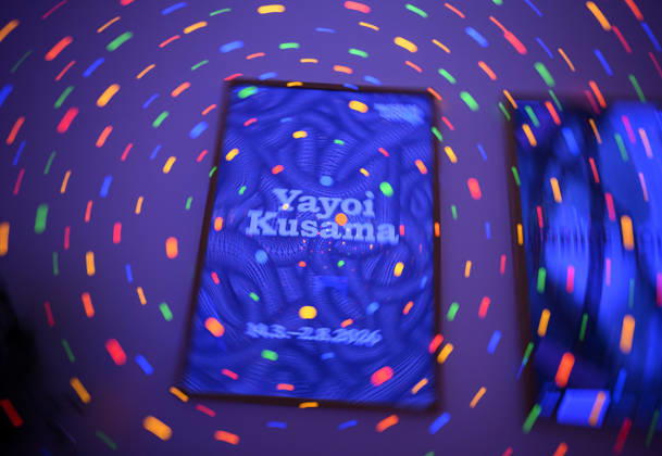 ! Achtung: Foto nur zur Nutzung im Rahmen der Berichterstattung über die Kusama-Ausstellung vom 14.3. - 2.8.2026 im Museum Ludwig in Köln ! Ankündigungsplakat der Ausstellung mit Polka Dots. - IÂ m Here, but Nothing, 2000-heute- Yayoi Kusama Ausstellung im Museum Ludwig in Köln Deutschland am 29.04.2026. Museum Ludwig
