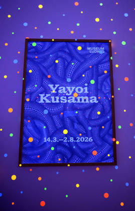 ! Achtung: Foto nur zur Nutzung im Rahmen der Berichterstattung über die Kusama-Ausstellung vom 14.3. - 2.8.2026 im Museum Ludwig in Köln ! Ankündigungsplakat der Ausstellung mit Polka Dots. - IÂ m Here, but Nothing, 2000-heute- Yayoi Kusama Ausstellung im Museum Ludwig in Köln Deutschland am 29.04.2026. Museum Ludwig