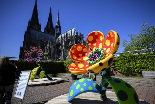 ! Achtung: Foto nur zur Nutzung im Rahmen der Berichterstattung über die Kusama-Ausstellung vom 14.3. - 2.8.2026 im Museum Ludwig in Köln ! Bunt bemalten Bronze-Blumen - Flowers That Speak All about My Heart Given to the Sky - auf der Dachterrasse, im Hintergrund der Kölner Dom. Yayoi Kusama Ausstellung im Museum Ludwig in Köln Deutschland am 29.04.2026. Museum Ludwig