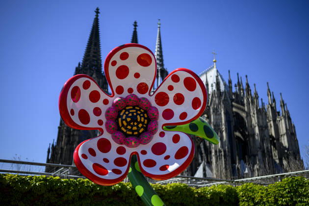 ! Achtung: Foto nur zur Nutzung im Rahmen der Berichterstattung über die Kusama-Ausstellung vom 14.3. - 2.8.2026 im Museum Ludwig in Köln ! Bunt bemalte Bronze-Blume - Flowers That Speak All about My Heart Given to the Sky - auf der Dachterrasse, im Hintergrund der Kölner Dom. Yayoi Kusama Ausstellung im Museum Ludwig in Köln Deutschland am 29.04.2026. Museum Ludwig