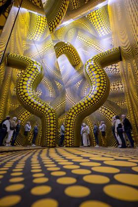 ! Achtung: Foto nur zur Nutzung im Rahmen der Berichterstattung über die Kusama-Ausstellung vom 14.3. - 2.8.2026 im Museum Ludwig in Köln ! Der Infinity Mirrored Room. Yayoi Kusama Ausstellung im Museum Ludwig in Köln Deutschland am 29.04.2026. Museum Ludwig