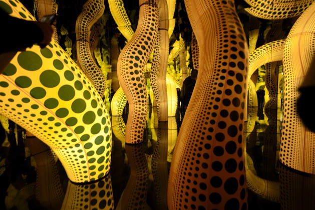 ! Achtung: Foto nur zur Nutzung im Rahmen der Berichterstattung über die Kusama-Ausstellung vom 14.3. - 2.8.2026 im Museum Ludwig in Köln ! Der Infinity Mirrored Room. Yayoi Kusama Ausstellung im Museum Ludwig in Köln Deutschland am 29.04.2026. Museum Ludwig