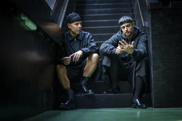 Karpe legger opp Oslo 20260430. Musikkduoen Karpe med Magdi Omar Ytreeide Abdelmaguid og Chirag Rashmikant Patel pa Nasjonalbiblioteket i anledning at de legger opp i 2028. Foto: Heiko Junge NTB Oslo Norge N7U2Gg8sFnE EDITORIAL USE ONLY Ref:_ENTN7U2Gg8sFnE.jpg Copyright: xHeikoxJungex xNTBx
