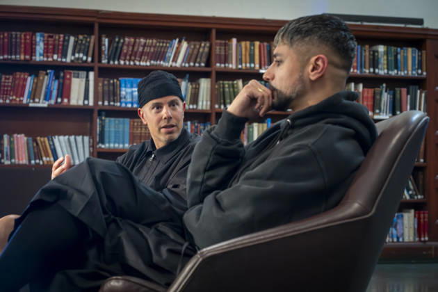 Karpe legger opp Oslo 20260430. Musikkduoen Karpe med Magdi Omar Ytreeide Abdelmaguid og Chirag Rashmikant Patel under et intervju med NTB i Nasjonalbiblioteket i anledning at de legger opp i 2028. Foto: Heiko Junge NTB Oslo Norge ETyuJHIAS5Y EDITORIAL USE ONLY Ref:_ENTETyuJHIAS5Y.jpg Copyright: xHeikoxJungex xNTBx