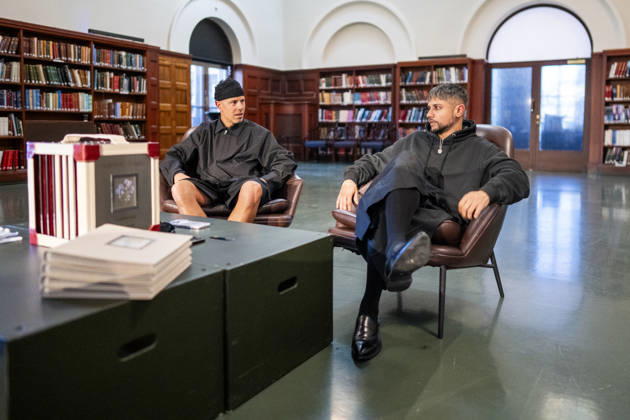 Karpe legger opp Oslo 20260430. Musikkduoen Karpe med Magdi Omar Ytreeide Abdelmaguid og Chirag Rashmikant Patel under et intervju med NTB i Nasjonalbiblioteket i anledning at de legger opp i 2028. Foto: Heiko Junge NTB Oslo Norge LcPfZ_H2mlM EDITORIAL USE ONLY Ref:_ENTLcPfZ_H2mlM.jpg Copyright: xHeikoxJungex xNTBx