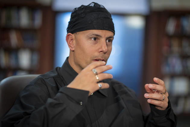 Karpe legger opp Oslo 20260430. Magdi Omar Ytreeide Abdelmaguid i musikkduoen Karpe pa Nasjonalbiblioteket i anledning at de legger opp i 2028. Foto: Heiko Junge NTB Oslo Norge 6Qift6a9tXg EDITORIAL USE ONLY Ref:_ENT6Qift6a9tXg.jpg Copyright: xHeikoxJungex xNTBx