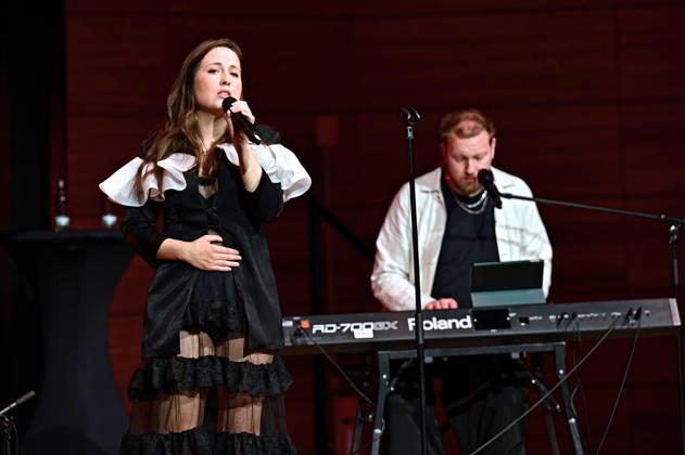 NIBELUNGEN FESTSPIELE 2026. Sängerin Alice Merton und Sänger Alexander Wolfe anläßlich einer Pressekonferenz zu den Nibelungen Festspielen 2026 Die Hunnenkönigin am 30.04.2026 in Worms. 20260430MWI112400