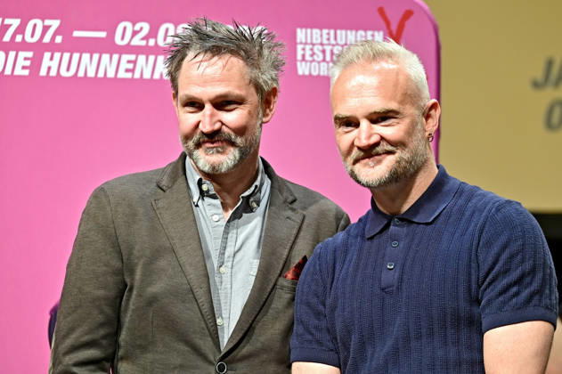 NIBELUNGEN FESTSPIELE 2026. Schauspieler Oliver Lansley und Regisseur James Seager anläßlich einer Pressekonferenz zu den Nibelungen Festspielen 2026 Die Hunnenkönigin am 30.04.2026 in Worms. 20260430MWI112461
