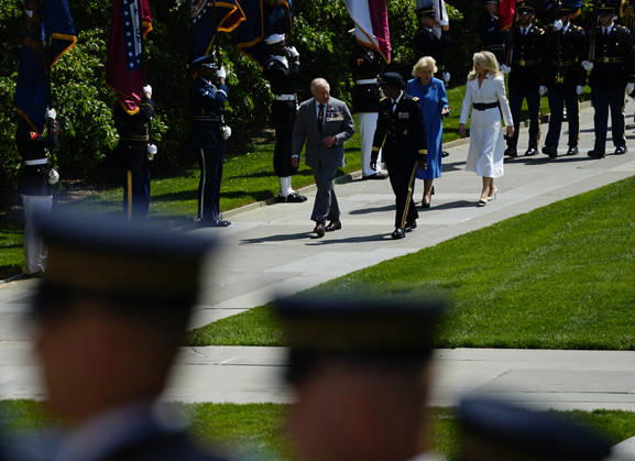 King Charles III and Queen Camilla arrive to participate in a Wreath Laying Ceremony at the Tomb of the Unknown Solider at Arlington National Cemetery in Arlington, Virginia on Thursday, April 30, 2026. The King and Queen are ending their four-day state visit to the U.S. in Virginia before returning to the U.K. this evening.  ARL20260430232 BONNIExCASH