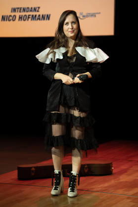 Nibelungen-Festspielen Worms 2026. Alice Merton bei der Pressekonferenz am 30.04.2026 zu den Nibelungen-Festspielen Worms 2026 im DasWormser, bei der das neue Stueck Die Hunnenkönigin praesentiert wurde. Worms DasWormser Rheinland-Pfalz