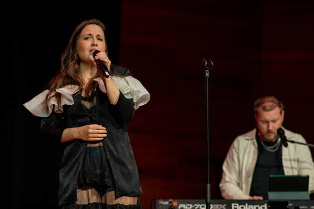 Nibelungen-Festspielen Worms 2026. Alice Merton und Alexander Wolfe bei der Pressekonferenz am 30.04.2026 zu den Nibelungen-Festspielen Worms 2026 im DasWormser, bei der das neue Stueck Die Hunnenkönigin praesentiert wurde. Worms DasWormser Rheinland-Pfalz