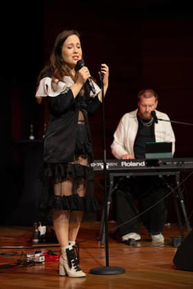 Nibelungen-Festspielen Worms 2026. Alice Merton und Alexander Wolfe bei der Pressekonferenz am 30.04.2026 zu den Nibelungen-Festspielen Worms 2026 im DasWormser, bei der das neue Stueck Die Hunnenkönigin praesentiert wurde. Worms DasWormser Rheinland-Pfalz