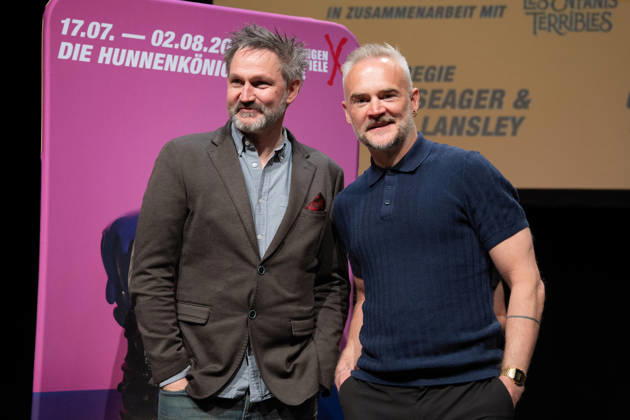 Nibelungen-Festspielen Worms 2026. Regisseur Oliver Lansley und Regisseur James Seager bei der Pressekonferenz am 30.04.2026 zu den Nibelungen-Festspielen Worms 2026 im DasWormser, bei der das neue Stueck Die Hunnenkönigin praesentiert wurde. Worms DasWormser Rheinland-Pfalz