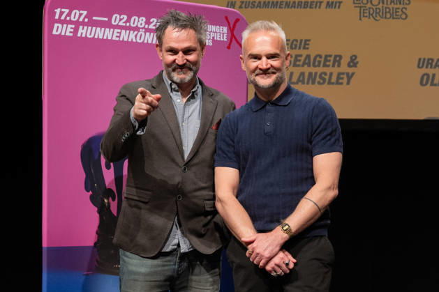 Nibelungen-Festspielen Worms 2026. Regisseur Oliver Lansley und Regisseur James Seager bei der Pressekonferenz am 30.04.2026 zu den Nibelungen-Festspielen Worms 2026 im DasWormser, bei der das neue Stueck Die Hunnenkönigin praesentiert wurde. Worms DasWormser Rheinland-Pfalz