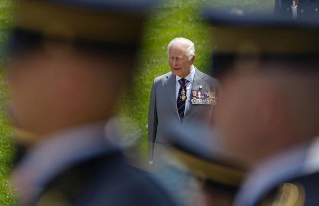 King Charles III participates in a Wreath Laying Ceremony at the Tomb of the Unknown Solider at Arlington National Cemetery in Arlington, Virginia on Thursday, April 30, 2026. The King and Queen are ending their four-day state visit to the U.S. in Virginia before returning to the U.K. this evening.  ARL2026043024372 BONNIExCASH