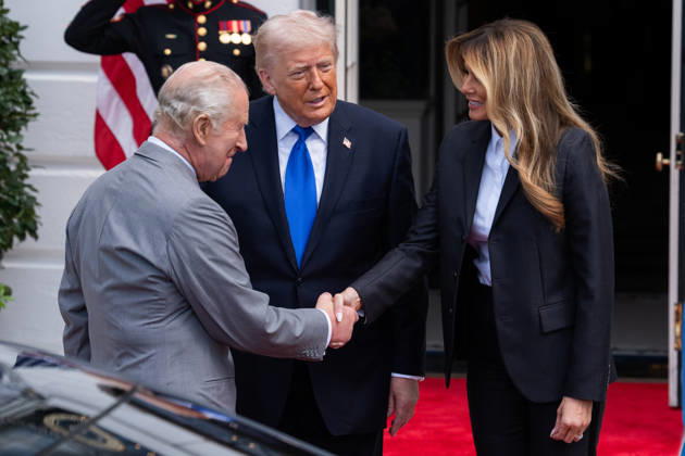 First lady Melania Trump shakes hands with King Charles III of the United Kingdom of Great Britain and Northern Ireland as United States President Donald J Trump looks on during a farewell on the South Portico of the White House in Washington, DC, USA, on Thursday, April 30, 2026. Copyright: xAaronxSchwartzx xPoolxviaxCNPx MediaPunchx