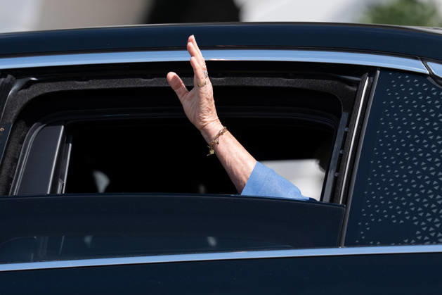 Queen Camilla waves as she departs a farewell event on the South Portico of the White House in Washington, DC, USA, on Thursday, April 30, 2026. Copyright: xAaronxSchwartzx xPoolxviaxCNPx MediaPunchx