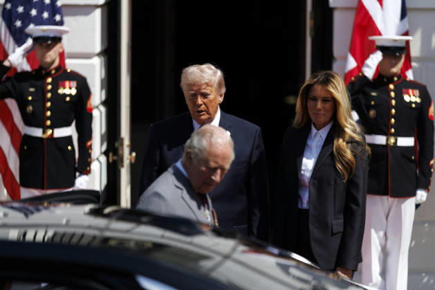US President Donald Trump and Britain s King Charles III (C-L) and US First Lady Melania Trump (R) along with on the South Lawn of the White House in Washington, DC on Thursday, April 30, 2026. Pool  WAX20260430875 WillxOliver