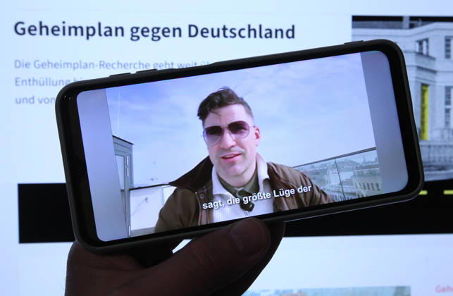 Auf einem Smartphone wurde der X-Account von Martin Sellner mit einem Video des rechtsextremen Aktivisten geöffnet. Dahinter wurde auf einem Laptop die Website von Correctiv geöffnet. Die Berliner Pressekammer hat jüngst geurteilt, dass das Medienunternehmen in seinen Recherchen zum sogenannten Geheimplan gegen Deutschland zum falschen Schluss gekommen sei, dass es bei einem Treffen von Rechtsextremen im November 2023 - unter ihnen auch Sellner - auch um die Ausweisung und Ausbürgerung deutscher Staatsbürger ging. Symbolbild Symbolfoto. Niendorf Hamburg