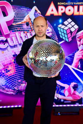 Premiere Roncalli s Apollo Variete POP Culture - Heimspiel für den Düsseldorfer Schaupieler Moritz Führmann der seinen Spass an der Disco Kugel am Red Carpet hatte... Düsseldorf Apollo Theater NRW Deutschland