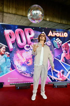 Premiere Roncalli s Apollo Variete POP Culture - Nicolas Puschmann , TV Entertainer mit der Apollo Disco Kugel am Red Carpet Düsseldorf Apollo Theater NRW Deutschland