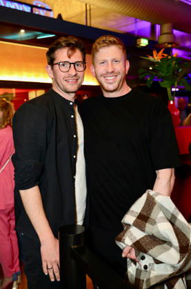 Premiere Roncalli s Apollo Variete POP Culture - v.l. Fabian Zachel, SPD-Bürgermeister in Düsseldorf mit Politik Podcaster Lars Tönsfeuerborn Düsseldorf Apollo Theater NRW Deutschland