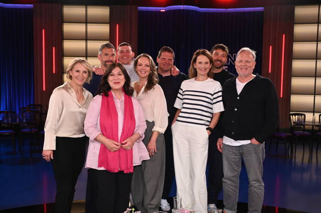 Moderatorin Susan Link, Moderator Micky Beisenherz, Schauspielerin Eva Mattes, Comedian Jerry Vsan, Moderatorin Eva Brenner, Radsportler Jan Ullrich, Sportmoderatorin Katrin Müller Hohenstein, Radsportler Rick Zabel und Mediziner Dietrich Grönemeyer, l-r, zu Gast in der WDR Talkshow Kölner Treff
