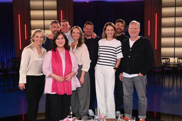 Moderatorin Susan Link, Moderator Micky Beisenherz, Schauspielerin Eva Mattes, Comedian Jerry Vsan, Moderatorin Eva Brenner, Radsportler Jan Ullrich, Sportmoderatorin Katrin Müller Hohenstein, Radsportler Rick Zabel und Mediziner Dietrich Grönemeyer, l-r, zu Gast in der WDR Talkshow Kölner Treff