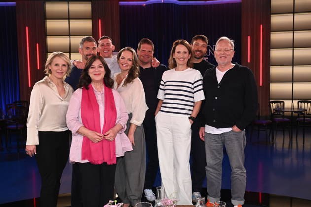Moderatorin Susan Link, Moderator Micky Beisenherz, Schauspielerin Eva Mattes, Comedian Jerry Vsan, Moderatorin Eva Brenner, Radsportler Jan Ullrich, Sportmoderatorin Katrin Müller Hohenstein, Radsportler Rick Zabel und Mediziner Dietrich Grönemeyer, l-r, zu Gast in der WDR Talkshow Kölner Treff