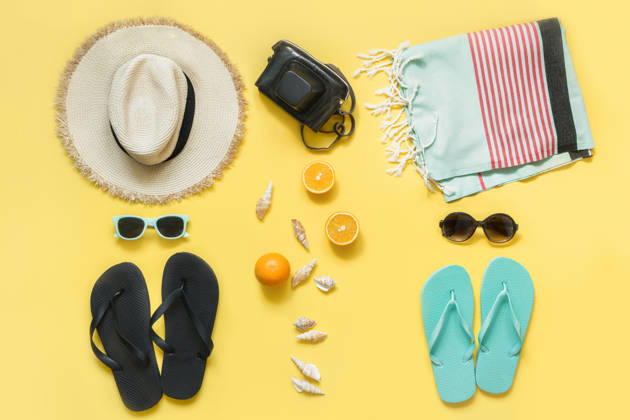 Strandaccessoires für zwei Personen: Stroh-Strandhut, Handtuch, Sonnenbrille in Gelb. Strandaccessoires für zwei Personen: Stroh-Strandhut, Handtuch, Sonnenbrille in Gelb. (License=RF) Copyright: xZoonar.com SvetlanaxLazhkox 24968761