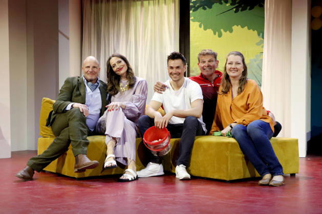 Es ist nur eine Phase, Hase , Fotoprobe in der Komödie am Kudamm, Berlin, 30.04.2026 Thorsten Nindel, Nicola Ransom, Louis Held, Götz Otto und Katja Studt bei der Fotoprobe zu Es ist nur eine Phase, Hase in der Komödie am Kurfürstendamm im Ernst-Reuter-Saal in Berlin am 30.4.2026 Berlin Komödie am Kurfürstendamm Copyright: xAnitaxBuggex