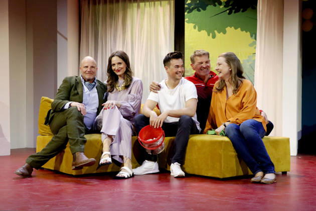 Es ist nur eine Phase, Hase , Fotoprobe in der Komödie am Kudamm, Berlin, 30.04.2026 Thorsten Nindel, Nicola Ransom, Louis Held, Götz Otto und Katja Studt bei der Fotoprobe zu Es ist nur eine Phase, Hase in der Komödie am Kurfürstendamm im Ernst-Reuter-Saal in Berlin am 30.4.2026 Berlin Komödie am Kurfürstendamm Copyright: xAnitaxBuggex