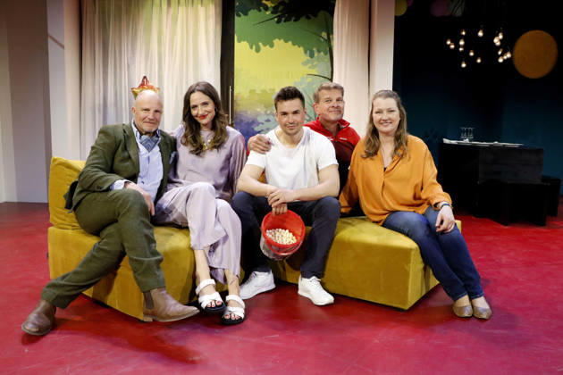 Es ist nur eine Phase, Hase , Fotoprobe in der Komödie am Kudamm, Berlin, 30.04.2026 Thorsten Nindel, Nicola Ransom, Louis Held, Götz Otto und Katja Studt bei der Fotoprobe zu Es ist nur eine Phase, Hase in der Komödie am Kurfürstendamm im Ernst-Reuter-Saal in Berlin am 30.4.2026 Berlin Komödie am Kurfürstendamm Copyright: xAnitaxBuggex