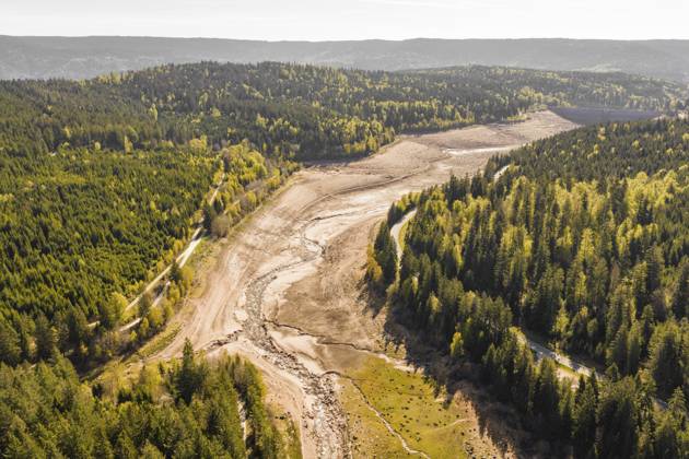 Luftaufnahme eines trockenen Flussbetts umgeben von herbstlichen Wäldern, geleerte Schwarzenbachtalsperre, Forbach, Schwarzwald, Deutschland Aerial view of a dry riverbed surrounded by autumnal forests, emptied Schwarzenbach dam, Forbach, Black Forest, Germany Copyright: imageBROKER ManuelxKamuf ibxmlk17486125.jpg
