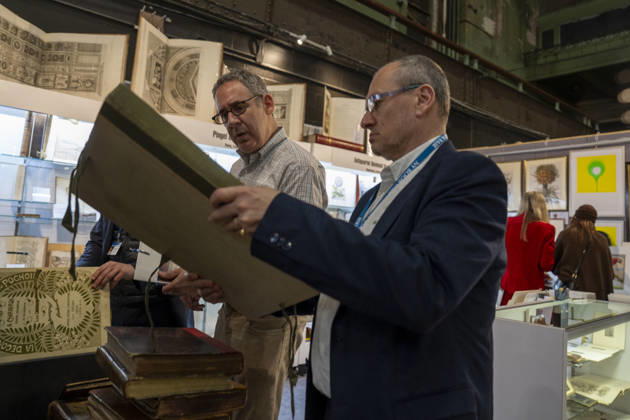 People attend the New York International Book Fair at the Park Avenue Armory in New York, United States, 30 April 2026. More than 100 exhibitors from around the world are seeking to attract the attention of private collectors and institutions at the New York International Book Fair, where they are showcasing unique items from their catalogs, such as letters from Sylvia Plath, $1 million atlases, and photographs of everyday life in the Big Apple. The New York Antiquarian Book Fair Brings Collectors Together at the Park Avenue Armory !ACHTUNG: NUR REDAKTIONELLE NUTZUNG!  Copyright: xÁngelxColmenaresx AME8231 20260501-55020149627_1