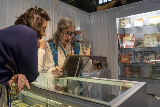 People attend the New York International Book Fair at the Park Avenue Armory in New York, United States, 30 April 2026. More than 100 exhibitors from around the world are seeking to attract the attention of private collectors and institutions at the New York International Book Fair, where they are showcasing unique items from their catalogs, such as letters from Sylvia Plath, $1 million atlases, and photographs of everyday life in the Big Apple. The New York Antiquarian Book Fair Brings Collectors Together at the Park Avenue Armory !ACHTUNG: NUR REDAKTIONELLE NUTZUNG!  Copyright: xÁngelxColmenaresx AME8219 20260501-55020149628_1