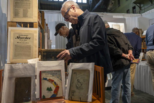 People attend the New York International Book Fair at the Park Avenue Armory in New York, United States, 30 April 2026. More than 100 exhibitors from around the world are seeking to attract the attention of private collectors and institutions at the New York International Book Fair, where they are showcasing unique items from their catalogs, such as letters from Sylvia Plath, $1 million atlases, and photographs of everyday life in the Big Apple. The New York Antiquarian Book Fair Brings Collectors Together at the Park Avenue Armory !ACHTUNG: NUR REDAKTIONELLE NUTZUNG!  Copyright: xÁngelxColmenaresx AME8220 20260501-55020149629_1