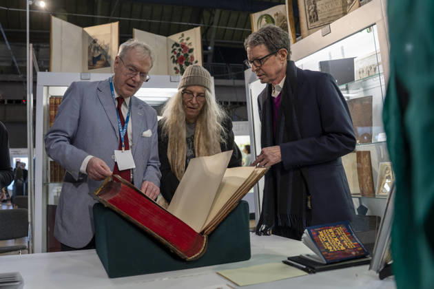 People attend the New York International Book Fair at the Park Avenue Armory in New York, United States, 30 April 2026. More than 100 exhibitors from around the world are seeking to attract the attention of private collectors and institutions at the New York International Book Fair, where they are showcasing unique items from their catalogs, such as letters from Sylvia Plath, $1 million atlases, and photographs of everyday life in the Big Apple. The New York Antiquarian Book Fair Brings Collectors Together at the Park Avenue Armory !ACHTUNG: NUR REDAKTIONELLE NUTZUNG!  Copyright: xÁngelxColmenaresx AME8230 20260501-55020149630_1