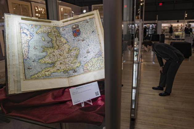 A photograph showing an antique map by Polydore Vergil from 1555, valued at $1,600,000 during the New York International Book Fair in New York, United States, 30 April 2026. The New York Antiquarian Book Fair Brings Collectors Together at the Park Avenue Armory !ACHTUNG: NUR REDAKTIONELLE NUTZUNG!  Copyright: xÁngelxColmenaresx AME8221 20260501-55020149635_1
