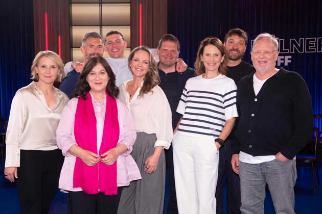 hintere Reihe von links: Micky BEISENHERZ, Moderator, Jerry VSAN, Comedian, Jan ULLRICH, ehem. Radrennfahrer, Rick ZABEL, ehem. Radrennfahrer, vordere Reihe von links: Susan LINK, Moderatorin, Eva MATTES, Schauspielerin, Eva BRENNER, Moderatorin, Katrin MUELLER-HOHENSTEN, Müller-Hohenstein, Moderatorin, Prof. Dr. Dietrich GROENEMEYER, Grönemeyer, Mediziner, Arzt, zu Gast in der Sendung ,,Koelner Treff,, im WDR Fernsehen, 30.04.2026.