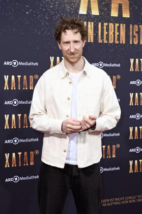 Louis Klamroth bei der Premiere der ARD-Dokuserie Xatar - Ein Leben ist nicht genug in der Fotografiska Berlin. Berlin, 30.04.2026
