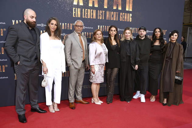 Farvah Hajab, Witwe von Xatar, mit Familienmitgliedern bei der Premiere der ARD-Dokuserie Xatar - Ein Leben ist nicht genug in der Fotografiska Berlin. Berlin, 30.04.2026