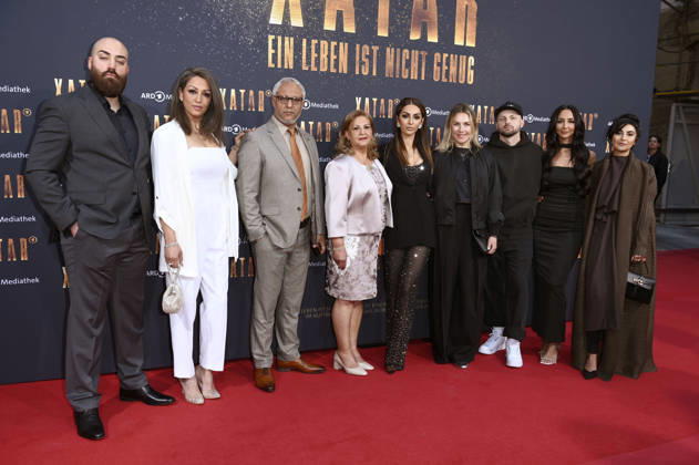 Farvah Hajab, Witwe von Xatar, mit Familienmitgliedern bei der Premiere der ARD-Dokuserie Xatar - Ein Leben ist nicht genug in der Fotografiska Berlin. Berlin, 30.04.2026