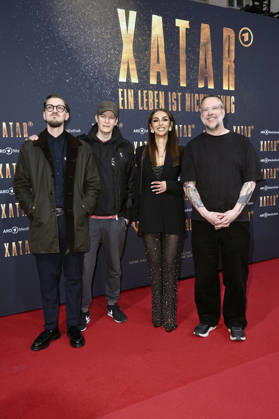 Alex Barbian, Falk Schacht, Farvah Hajab und Stefan Kauertz bei der Premiere der ARD-Dokuserie Xatar - Ein Leben ist nicht genug in der Fotografiska Berlin. Berlin, 30.04.2026