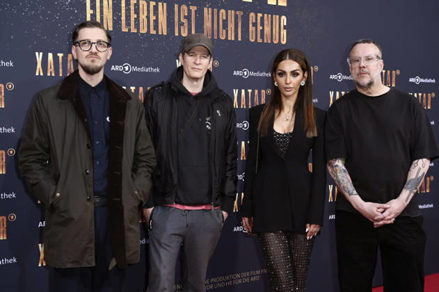 Alex Barbian, Falk Schacht, Farvah Hajab und Stefan Kauertz bei der Premiere der ARD-Dokuserie Xatar - Ein Leben ist nicht genug in der Fotografiska Berlin. Berlin, 30.04.2026