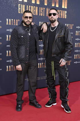 Azzi Memo und Silla bei der Premiere der ARD-Dokuserie Xatar - Ein Leben ist nicht genug in der Fotografiska Berlin. Berlin, 30.04.2026