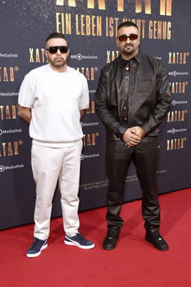 Samy und SSIO (Ssiawosch Sadat) bei der Premiere der ARD-Dokuserie Xatar - Ein Leben ist nicht genug in der Fotografiska Berlin. Berlin, 30.04.2026