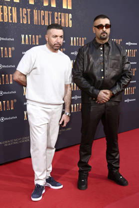 Samy und SSIO (Ssiawosch Sadat) bei der Premiere der ARD-Dokuserie Xatar - Ein Leben ist nicht genug in der Fotografiska Berlin. Berlin, 30.04.2026