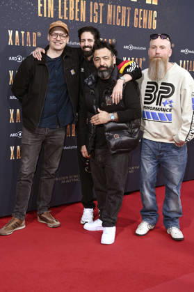 Christoph Jansen, Aria Nejati, Roozbeh Farhangmehr und Tobias Toxik Kargoll bei der Premiere der ARD-Dokuserie Xatar - Ein Leben ist nicht genug in der Fotografiska Berlin. Berlin, 30.04.2026