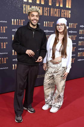 Joshua Schultze-Motel und lilly.rw bei der Premiere der ARD-Dokuserie Xatar - Ein Leben ist nicht genug in der Fotografiska Berlin. Berlin, 30.04.2026
